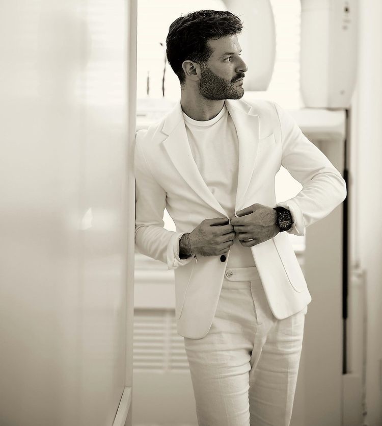 HYALURONIC ACID: THE KEY TO YOUNG AND SYMMETRIC FACE.